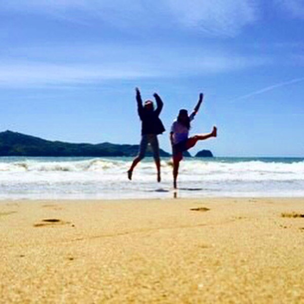 浜辺でジャンプする2人の女の子