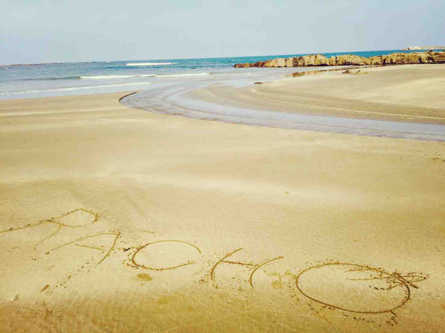 砂浜にRACHOの字